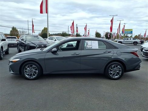 Used 2024 Hyundai Elantra SEL image 3