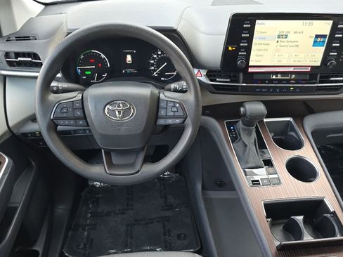 Used 2024 Toyota Sienna LE image 16