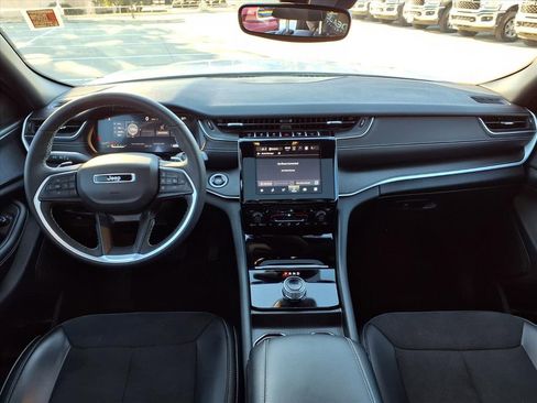 Used 2024 Jeep Grand Cherokee Altitude image 9