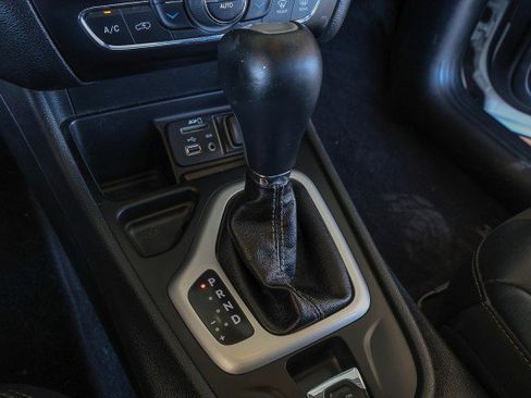 Used 2018 Jeep Cherokee Latitude Plus w/ Comfort/Convenience Group FWD image 19