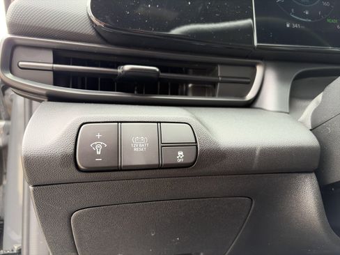 Certified 2025 Hyundai Elantra SEL FWD image 16