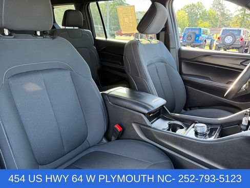 Used 2024 Jeep Grand Cherokee L Laredo AWD/4WD image 17