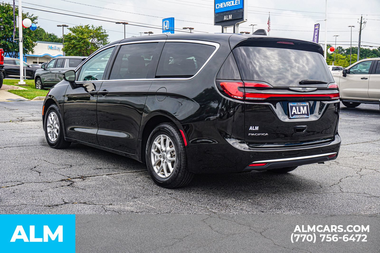 Used 2023 Chrysler Pacifica Touring-L FWD image 7