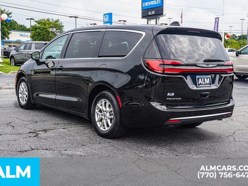 Used 2023 Chrysler Pacifica Touring-L FWD image 7