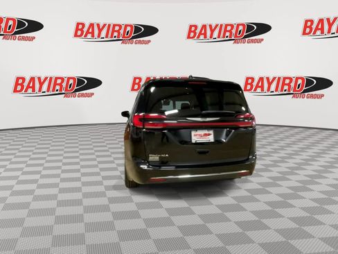 Used 2024 Chrysler Pacifica Touring-L FWD image 8