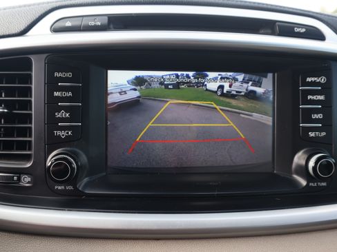 Used 2018 Kia Sorento FWD image 16