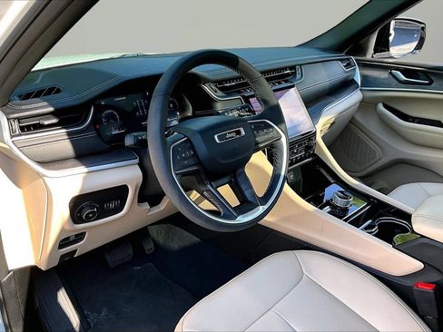 Used 2023 Jeep Grand Cherokee Limited AWD/4WD image 19