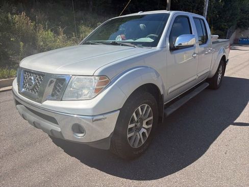 Used 2013 Nissan Frontier SL w/ Moonroof Pkg AWD/4WD image 3
