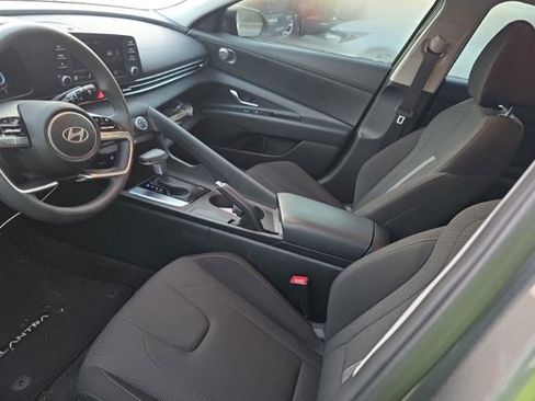 Used 2025 Hyundai Elantra SE FWD image 4