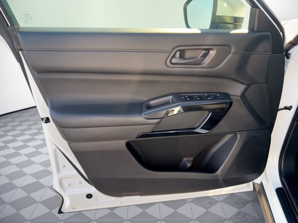 Used 2025 Nissan Pathfinder SV FWD image 18