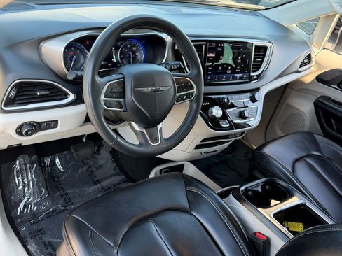 Used 2023 Chrysler Pacifica Touring-L image 19