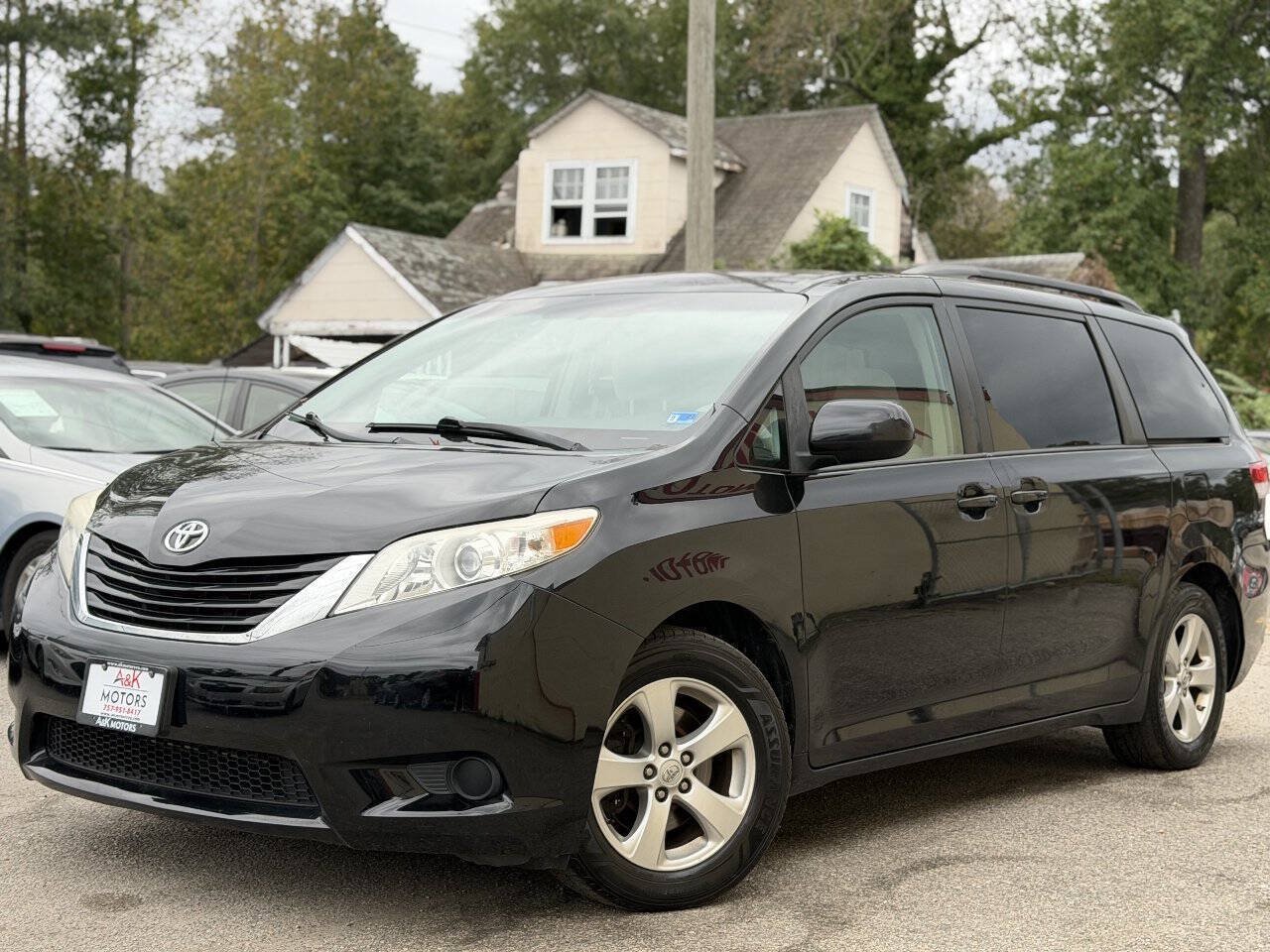 Used 2014 Toyota Sienna LE FWD image 2