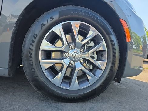 Used 2023 Chrysler Pacifica Pinnacle FWD image 9