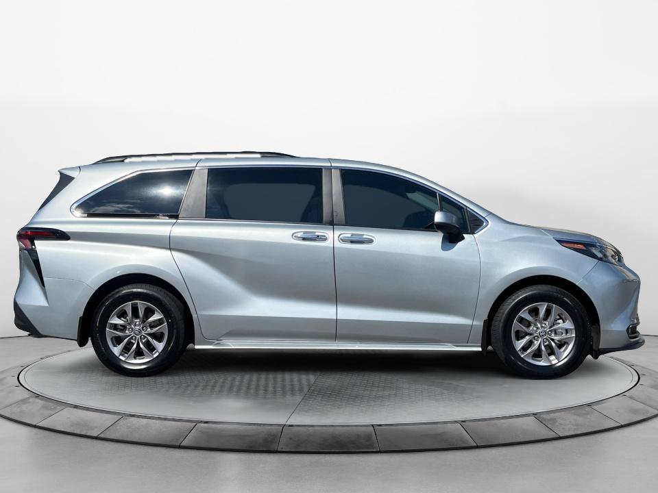 Used 2025 Toyota Sienna XLE FWD image 8