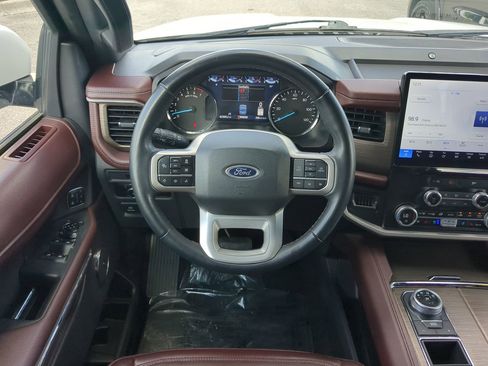 Used 2024 Ford Expedition Limited image 16