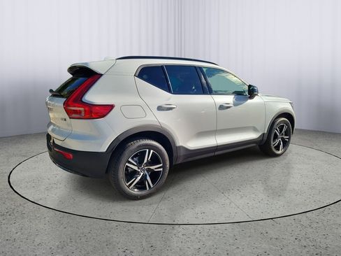New 2026 Volvo XC40 B5 Core w/ Climate Package image 2