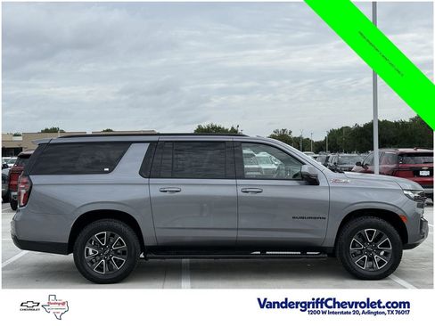 Used 2021 Chevrolet Suburban Z71 w/ Z71 Signature Package AWD/4WD image 3