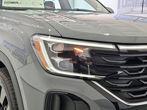 New 2026 Volkswagen Atlas Cross Sport SE FWD image 7