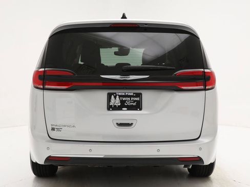Used 2024 Chrysler Pacifica Touring-L image 7