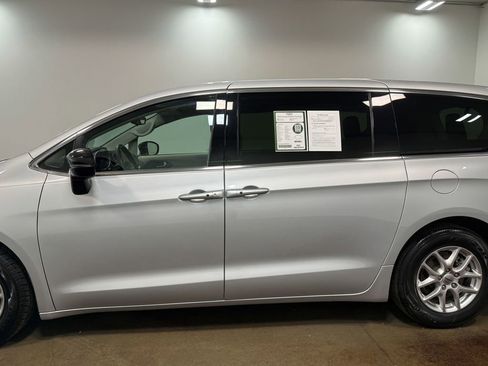 Used 2024 Chrysler Pacifica Touring-L image 37