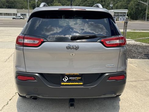 Used 2018 Jeep Cherokee Latitude w/ Cold Weather Group FWD image 6