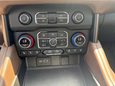 Used 2021 Chevrolet Suburban High Country AWD/4WD image 12