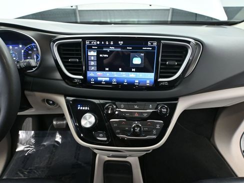 Used 2022 Chrysler Pacifica Touring-L FWD image 32