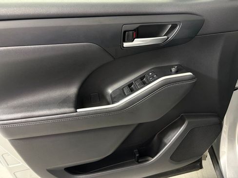 Used 2024 Toyota Highlander XLE FWD image 13