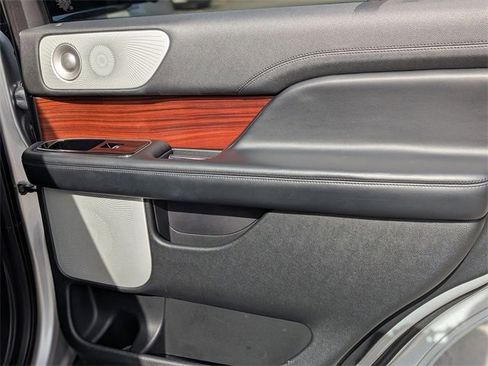 Used 2019 Lincoln Navigator Reserve image 36