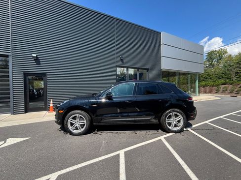 Certified 2024 Porsche Macan image 2
