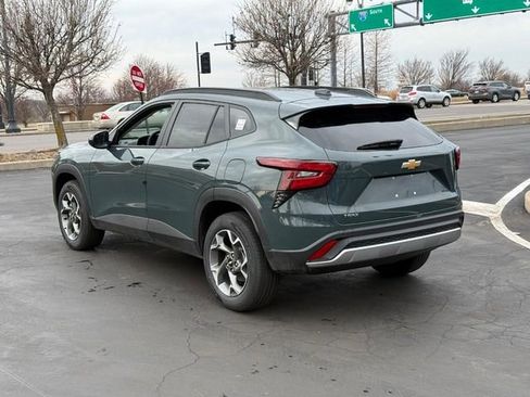 Used 2025 Chevrolet Trax LT w/ Driver Confidence Package image 3