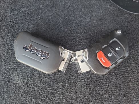 Used 2025 Jeep Wrangler Sport AWD/4WD image 30