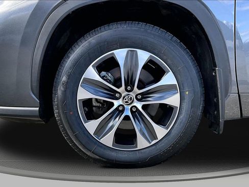 Used 2021 Toyota Highlander XLE AWD/4WD image 34