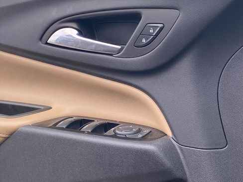 Used 2023 Chevrolet Equinox Premier image 18