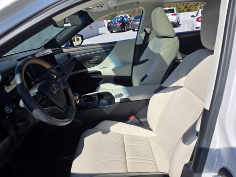 Used 2024 Lexus ES 300h w/ Luxury Package image 13