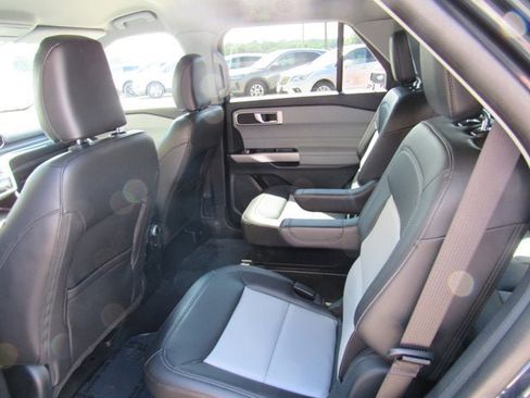 Used 2024 Ford Explorer XLT w/ Equipment Group 202A AWD/4WD image 29