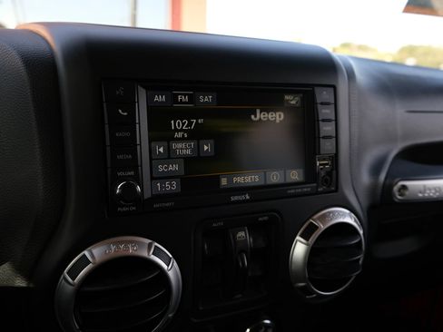 Used 2016 Jeep Wrangler Unlimited Sahara w/ Connectivity Group image 31