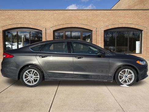 Used 2018 Ford Fusion SE w/ Fusion SE Technology Package image 2