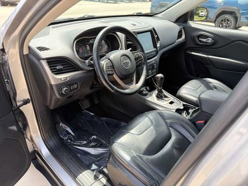 Used 2017 Jeep Cherokee Limited AWD/4WD image 2