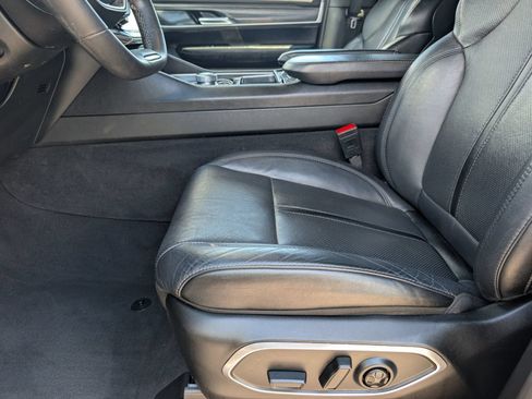 Used 2024 Jeep Wagoneer L Series II w/ Flexible Seating Group AWD/4WD image 15