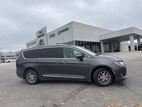 Used 2020 Chrysler Pacifica Touring-L image 3