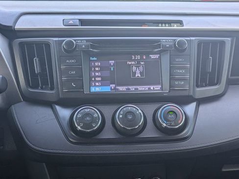 Used 2018 Toyota RAV4 LE FWD image 18
