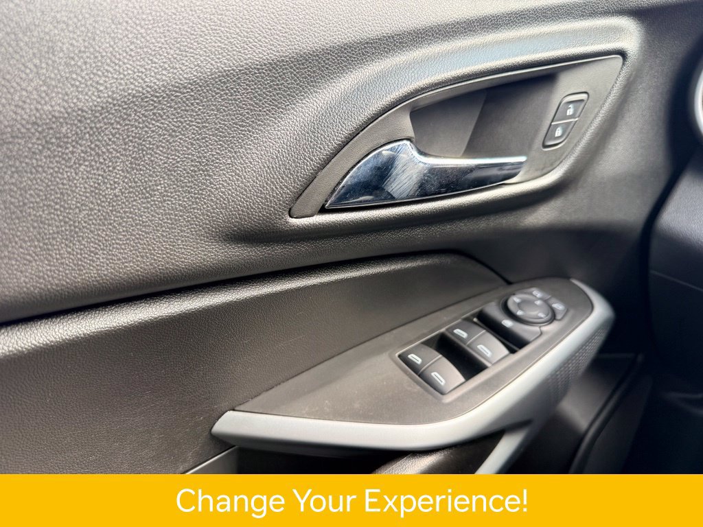 Used 2025 Chevrolet Trax RS w/ Sunroof Package FWD image 27