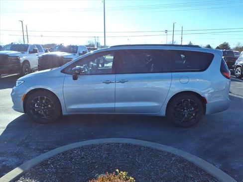New 2026 Chrysler Pacifica Limited w/ S Appearance Package FWD image 3