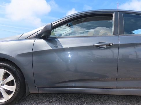 Used 2013 Hyundai Accent GLS w/ Premium Pkg FWD image 30