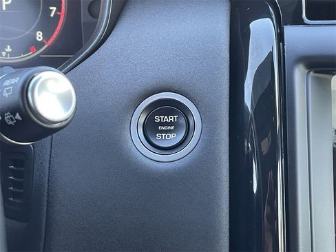 Used 2019 Land Rover Discovery SE image 28