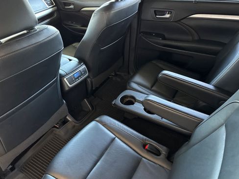 Used 2018 Toyota Highlander XLE AWD/4WD image 11