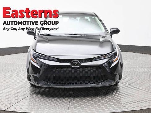 Used 2022 Toyota Corolla LE FWD image 2