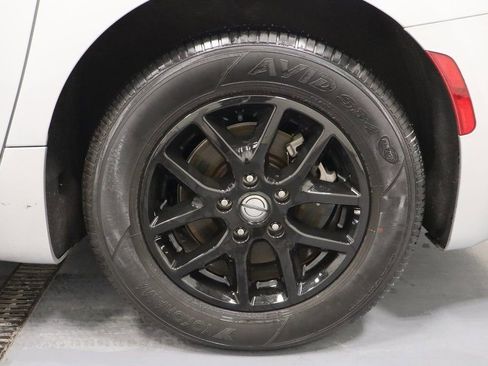 Certified 2024 Chrysler Pacifica Touring-L FWD image 26