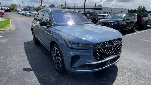 Used 2025 Lincoln Nautilus Reserve AWD/4WD image 4
